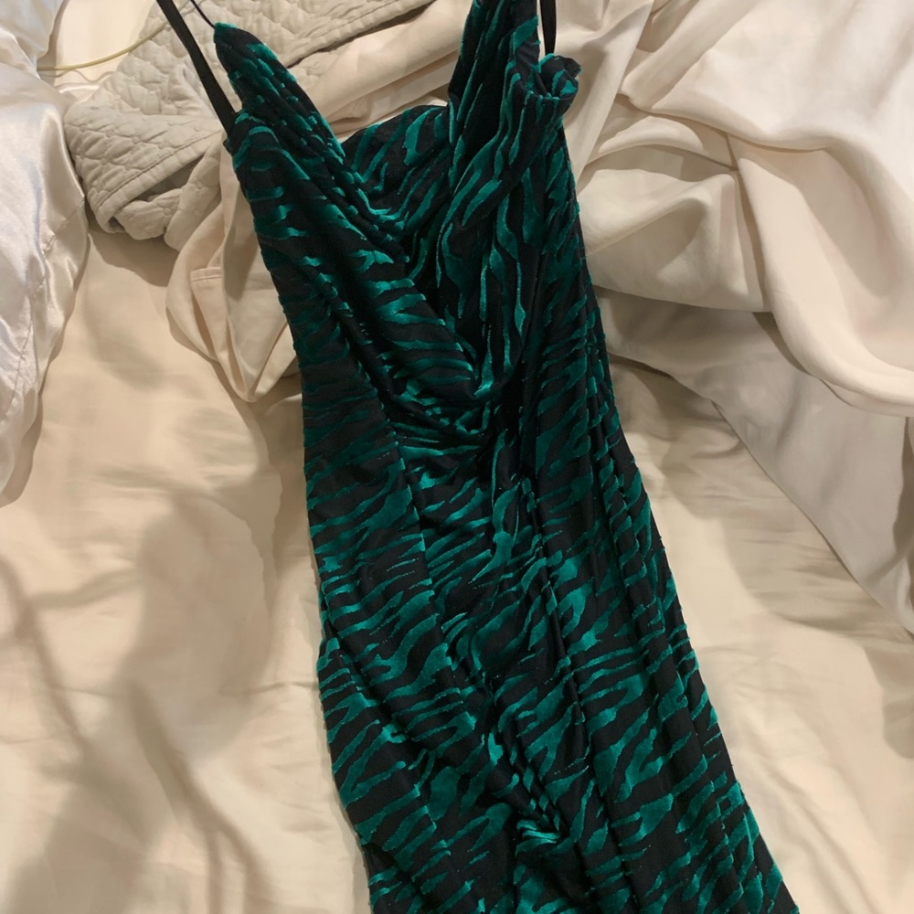 LEONY DRESS - EMERALD - Picture 10 of 13